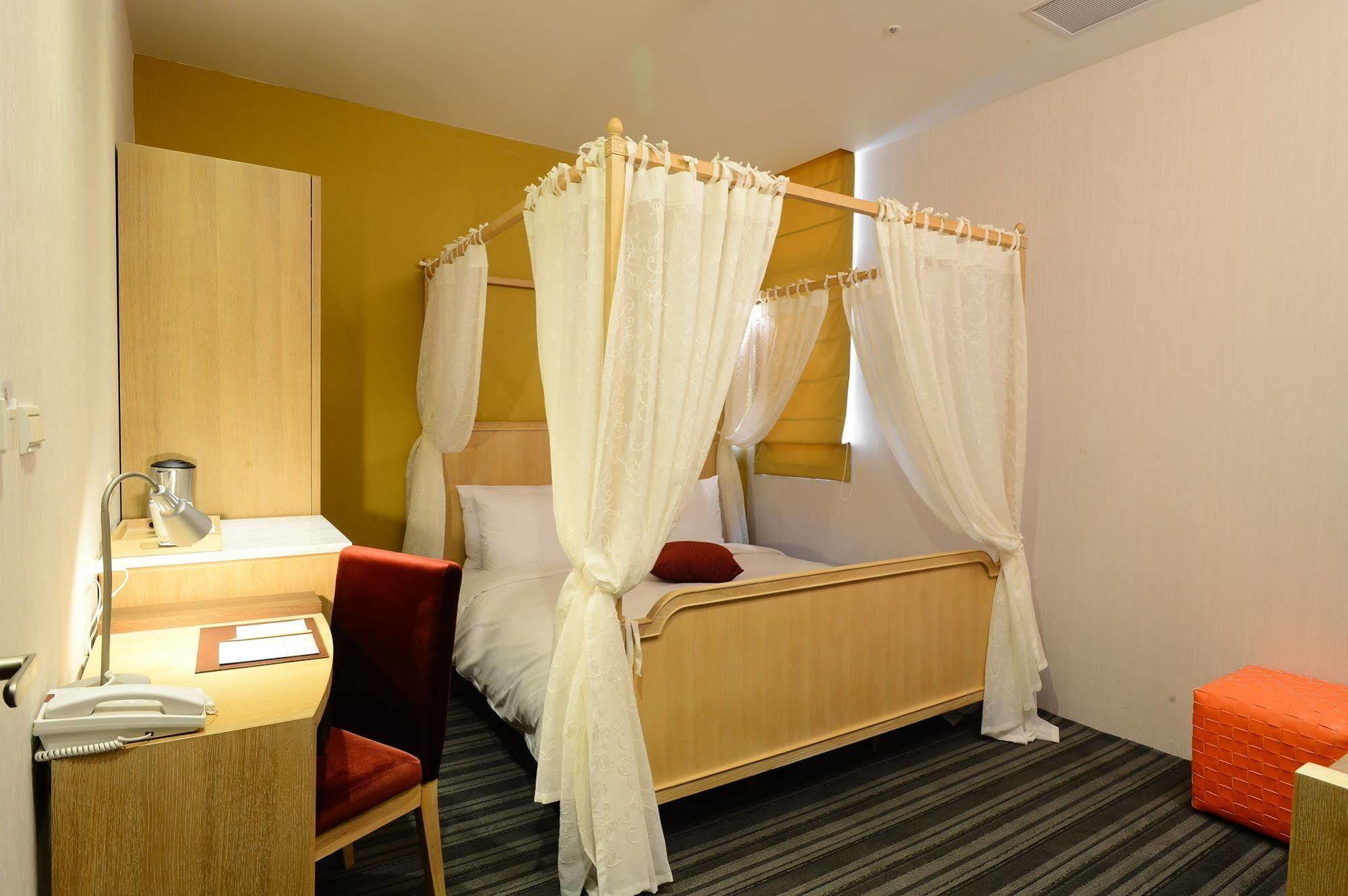 In Young Hotel Гаосюн Экстерьер фото