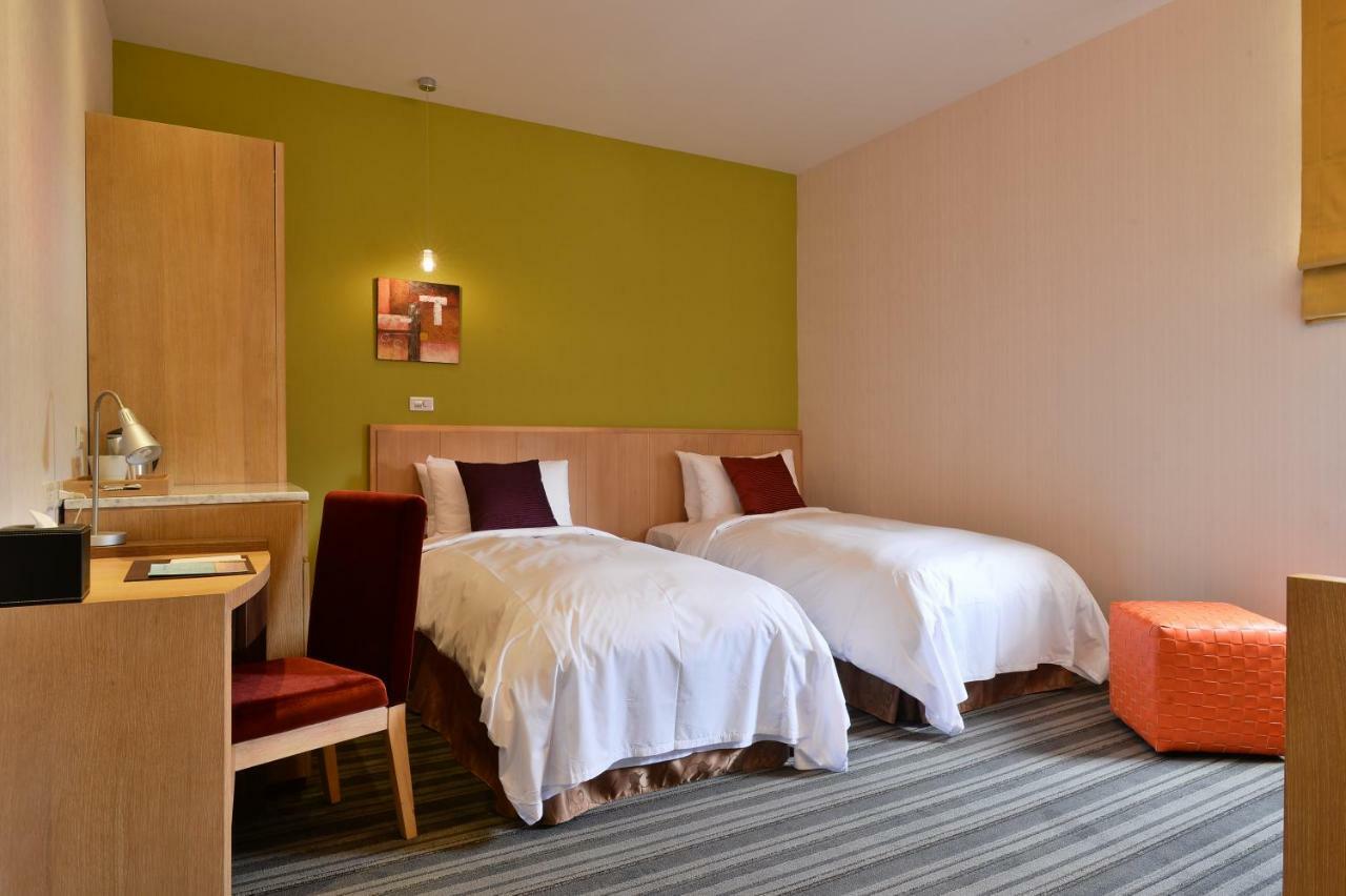 In Young Hotel Гаосюн Экстерьер фото